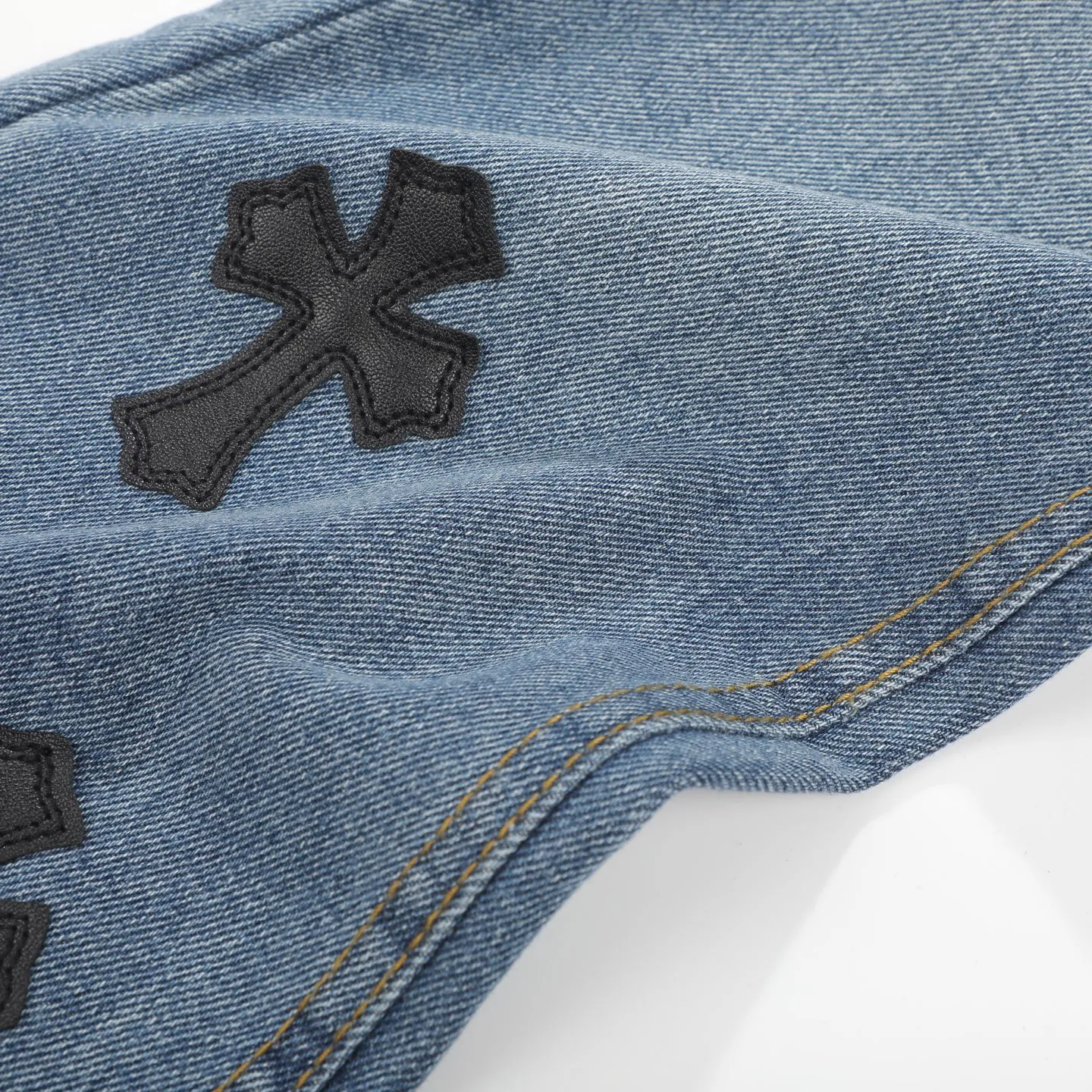 P230 Chrome Hearts CH/Chrome Hearts Classic Blue Pants Black Cross Patched Leather Jeans. Original purchased and patterned. Really restores the ultimate texture of Vintage. Special Italian cowhide print and then cut. Customized sheepskin three-layer thick line leather. The whole body is spliced in heavy water washing process. Craftsmen hand-splashed ink. You can see the details. Three-dimensional cutting version. Loose and comfortable. Not picky on the figure. Makes taller and slimmer. Factory Seiko. Original quality control. Same style for men and women. Can be matched with couples. Versatile recommendation. Essential jeans for all seasons Color: blue Size: 28-36 (S-XXL)
